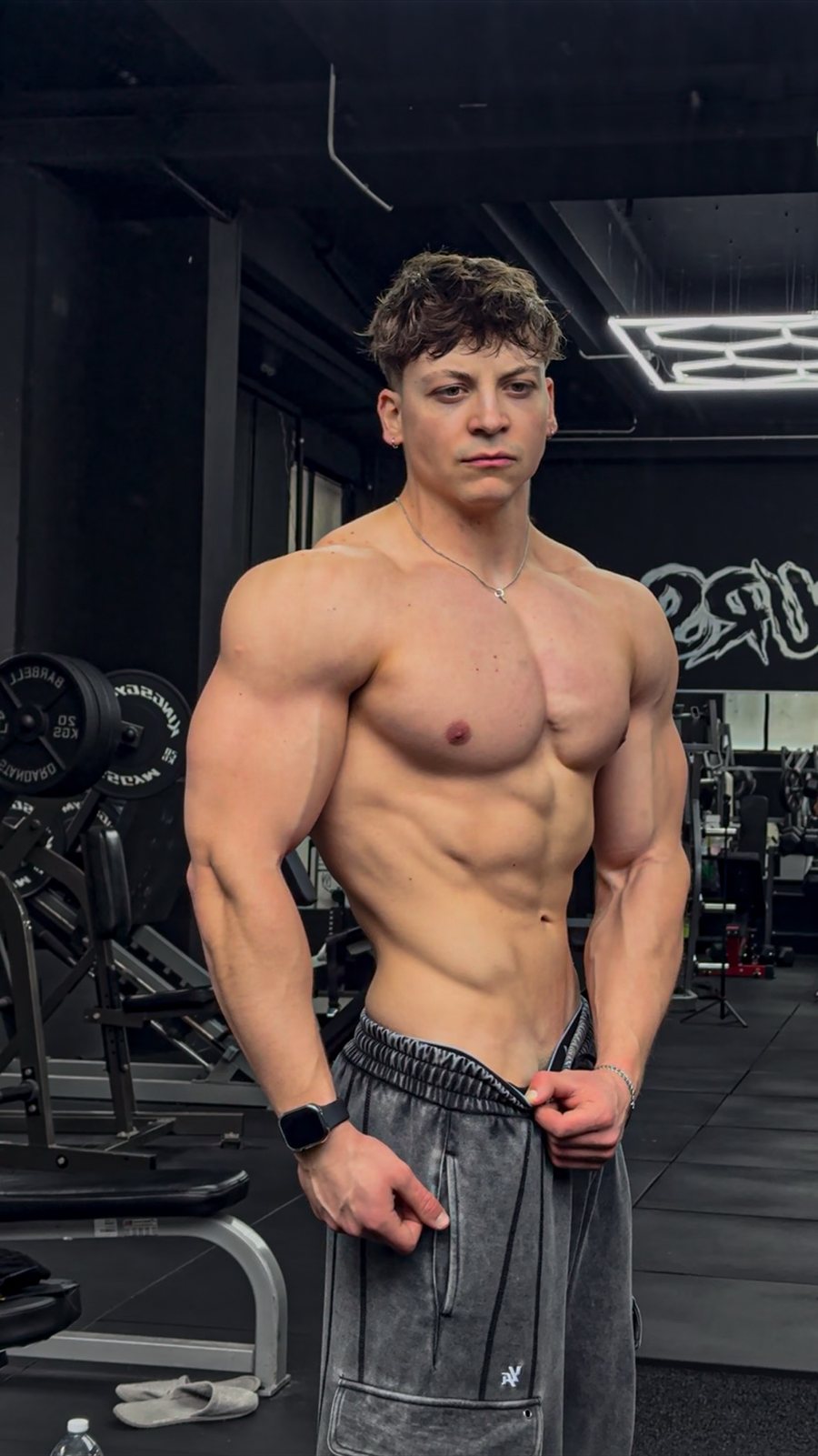 Ioan Popa in palestra, posa frontale